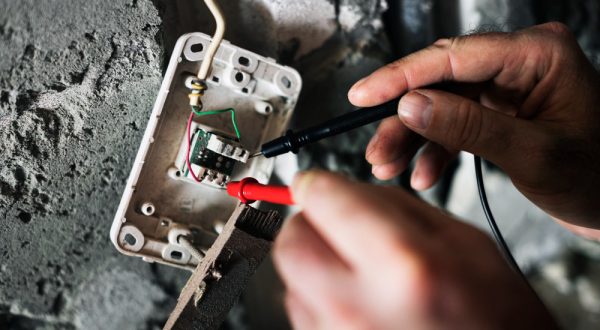 13859_field_service_image_electrician-working