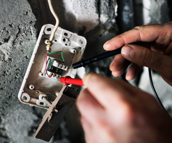 13859_field_service_image_electrician-working