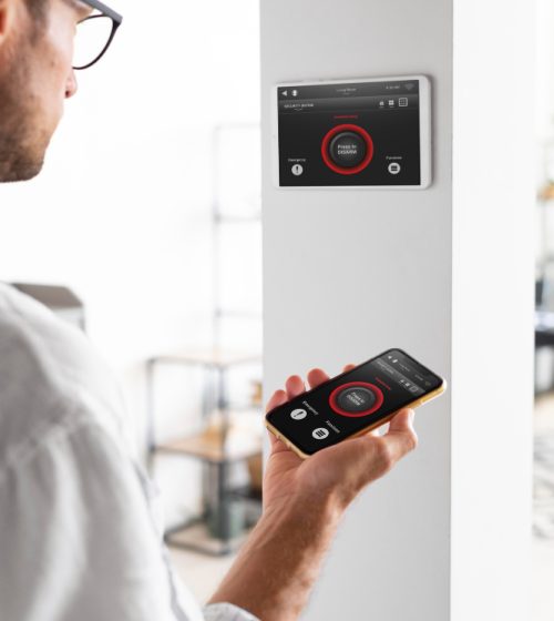 13891_field_realisation_image_personne-utilisant-smartphone-dans-sa-maison-automatisee
