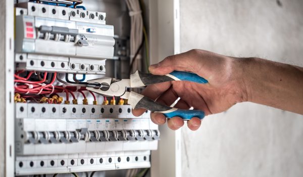 technicien-electricien-travaillant-dans-tableau-fusibles (2)